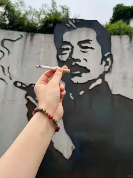 遊客喜愛在魯迅吸煙的牆畫前點煙打卡。小紅書 遊客喜愛在魯迅吸煙的牆畫前點煙打卡。小紅書