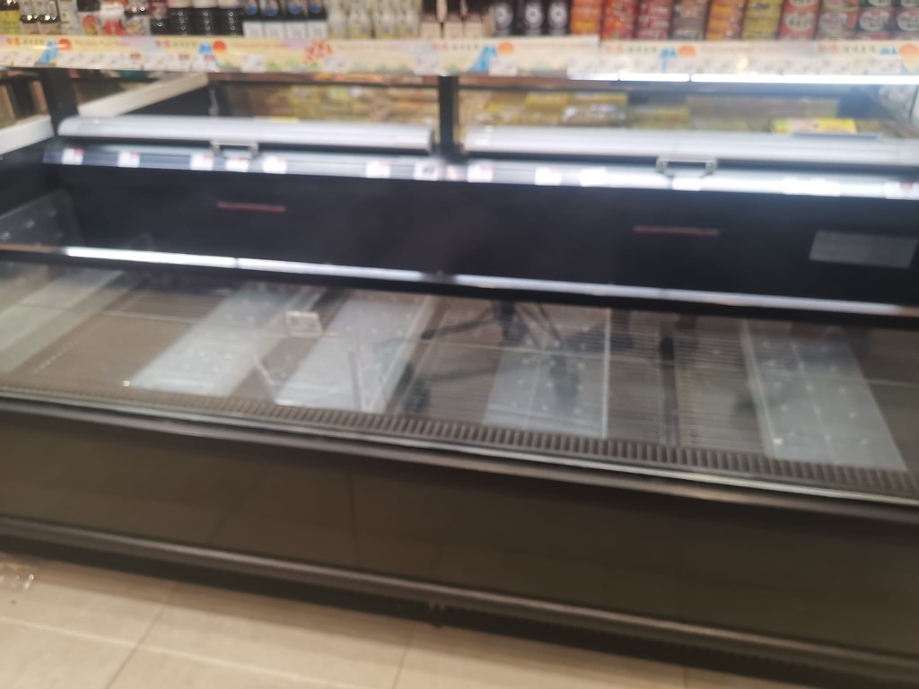 东涌一间超市的食品货架近乎清空。FB「东涌居民关注组」图片