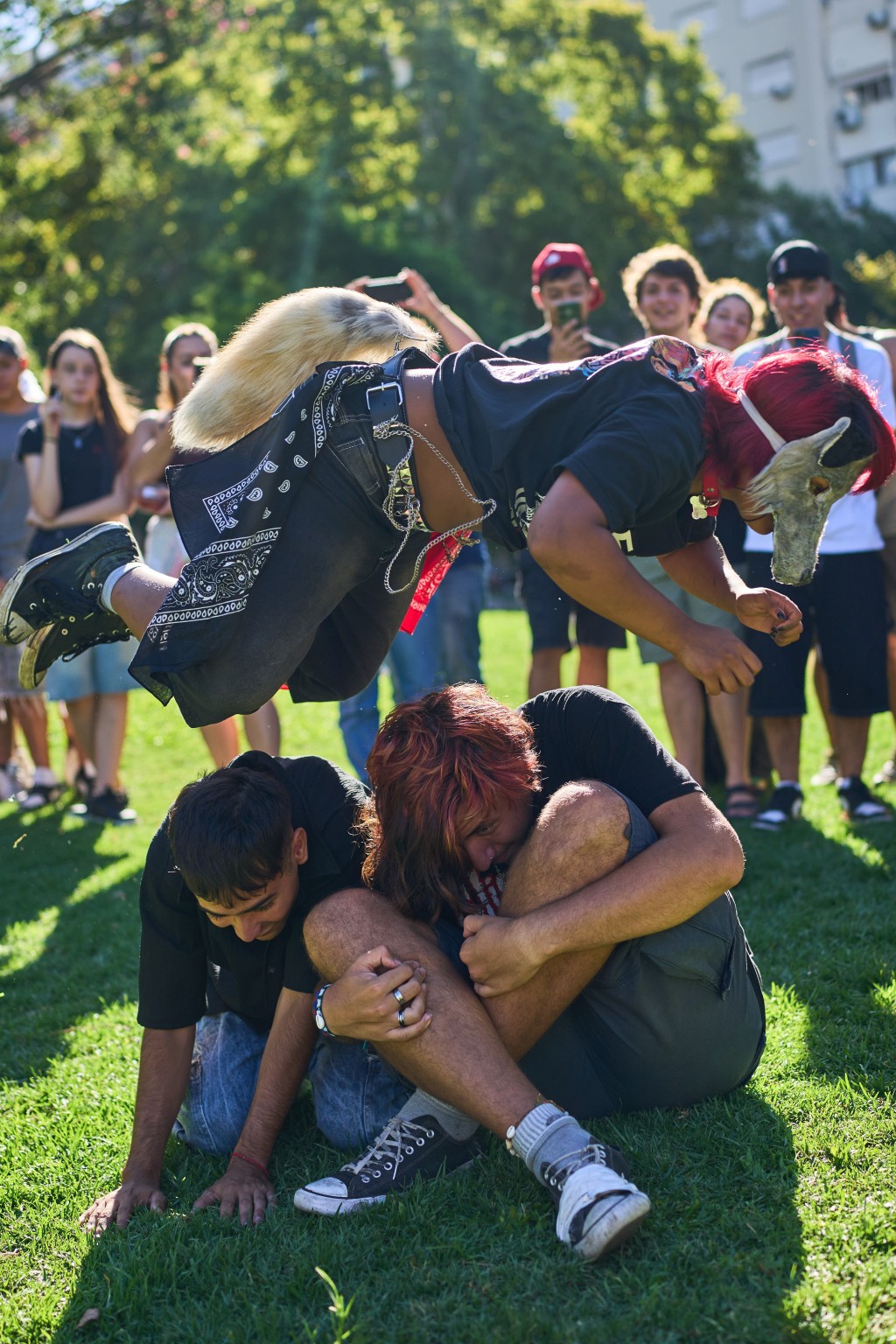 阿根廷“兽人”跨越“障碍”。 美联社