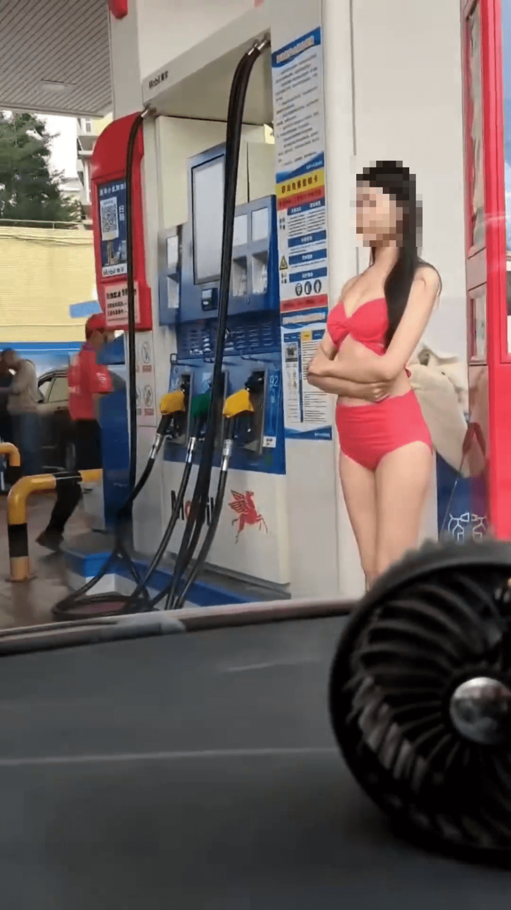 江門加油站「火辣美女」促銷，衣著性感暴露引發爭議。