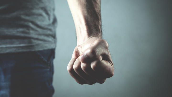 高雄一名男子不滿兒子曠課揮拳毆打,結果被控告並需入獄3個月。iStock示意圖,非涉事人