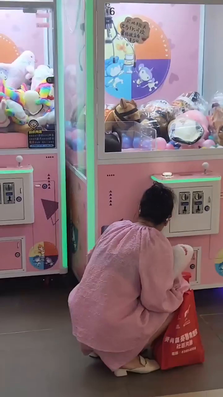 看真一點,公仔出口處竟站 有一名紮噴泉辮子的女童。Threads截圖 看真一點,公仔出口處竟站 有一名紮噴泉辮子的女童。Threads截圖