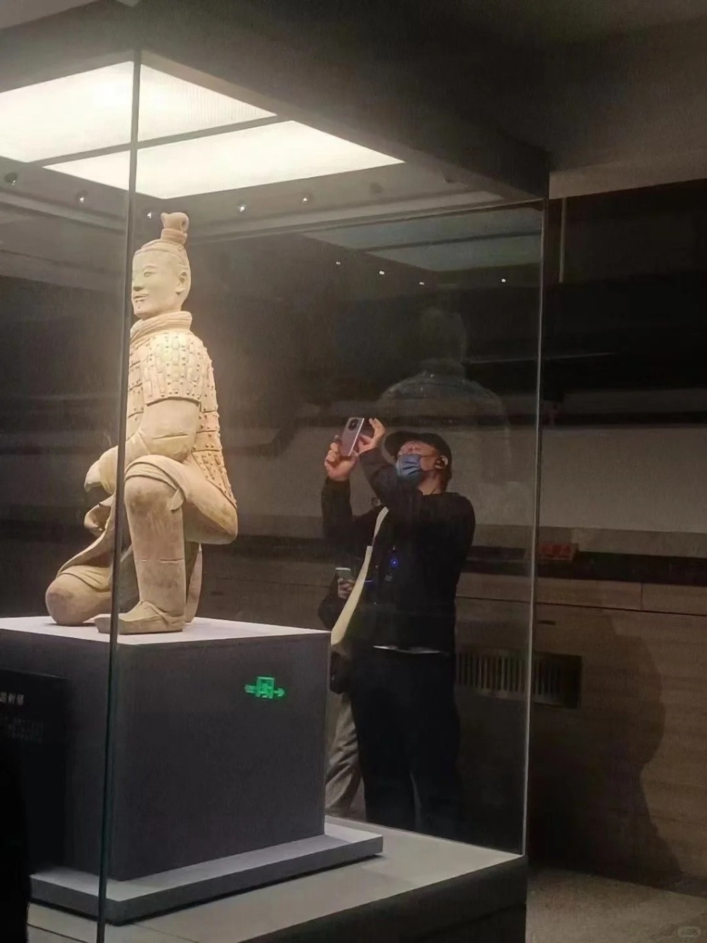 陈奕迅看到一个兵马俑时，也拿出手机拍摄留念。