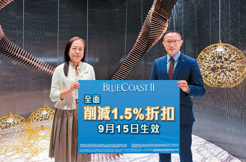 長實楊桂玲（左）表示，項目買家以具實力換樓客為主，因此削減付款計劃的1.5%折扣優惠。右為郭子威。