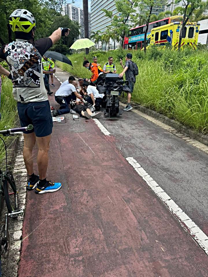 電動單車男子昏迷倒地。fb：車cam L（香港群組）