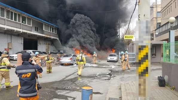 南韩仁川工业区化工厂大火，现场浓浓黑烟不断窜出。(网图)