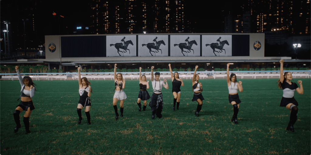 MV於跑馬地馬場通宵拍攝。 MV於跑馬地馬場通宵拍攝。