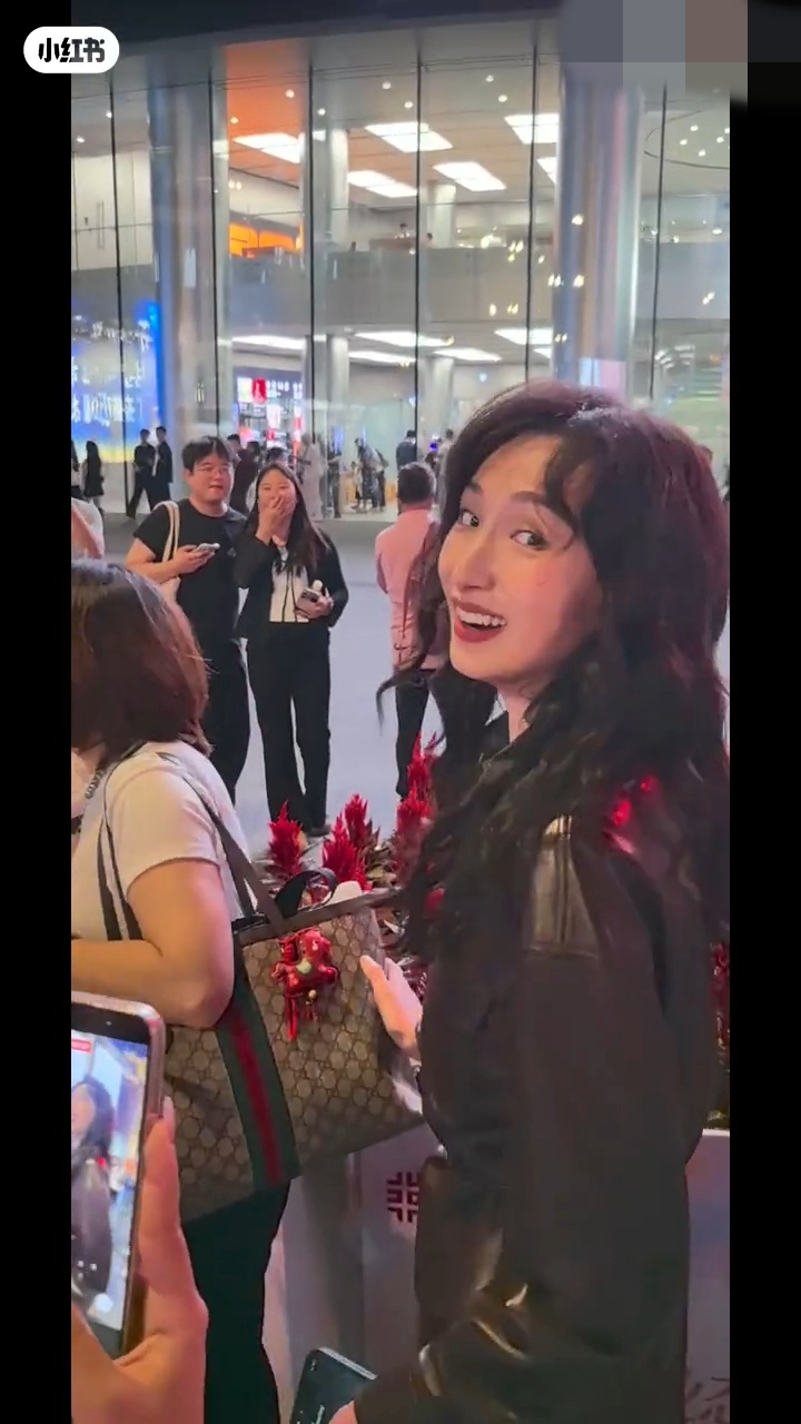 湯暢回眸甜笑,精緻妝容與優雅氣質被網民大讚美貌不輸奶奶。 湯暢回眸甜笑,精緻妝容與優雅氣質被網民大讚美貌不輸奶奶。