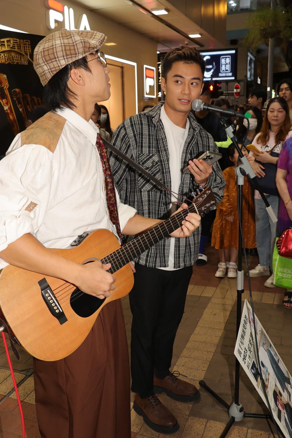 与吴业坤合唱了一首歌。