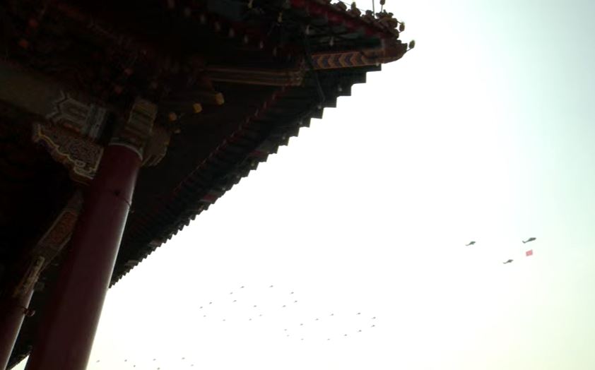 空中受閱部隊陸續起飛前往天安門廣場。央視截圖