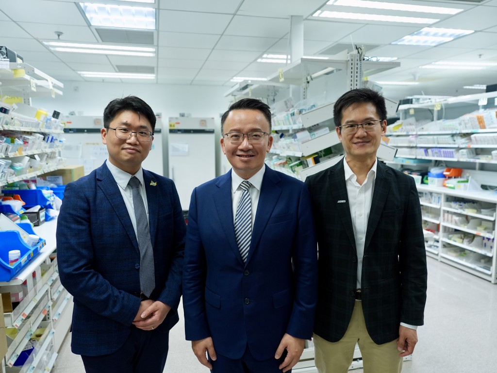 (右) 香港应用科技研究院智能感知与控制技术首席总监陈建龙、(左) 新界西医院联网临床服务统筹（药剂）吴霆锋 