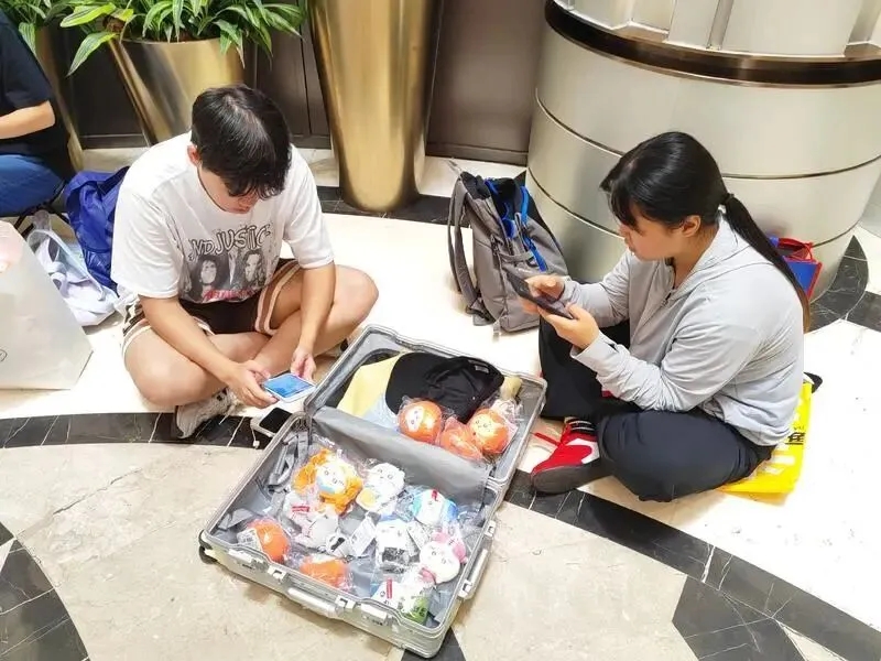 有人帶著行李箱瘋狂買買買。