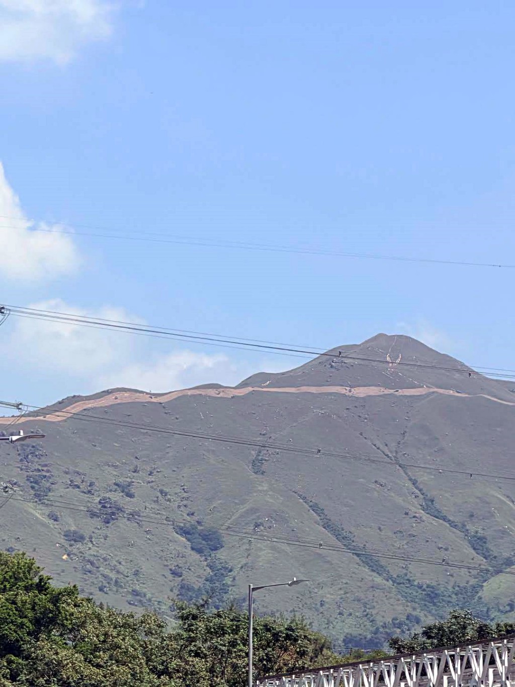 山火黑點雞公嶺出現「防火界」。fb:新界地區生活連線 山火黑點雞公嶺出現「防火界」。fb:新界地區生活連線