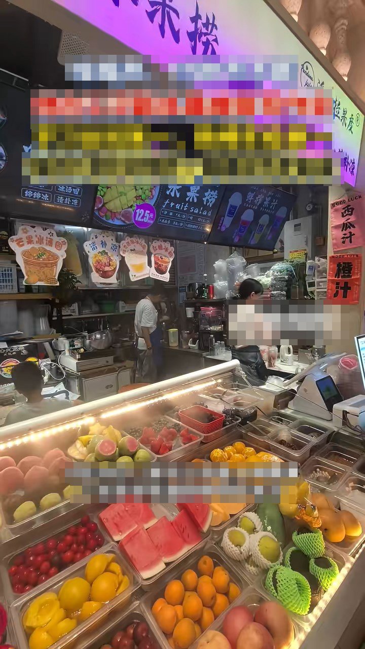 即使身处嘈杂的水果摊,男童仍专心温习功课。《湖北日报》 即使身处嘈杂的水果摊,男童仍专心温习功课。《湖北日报》