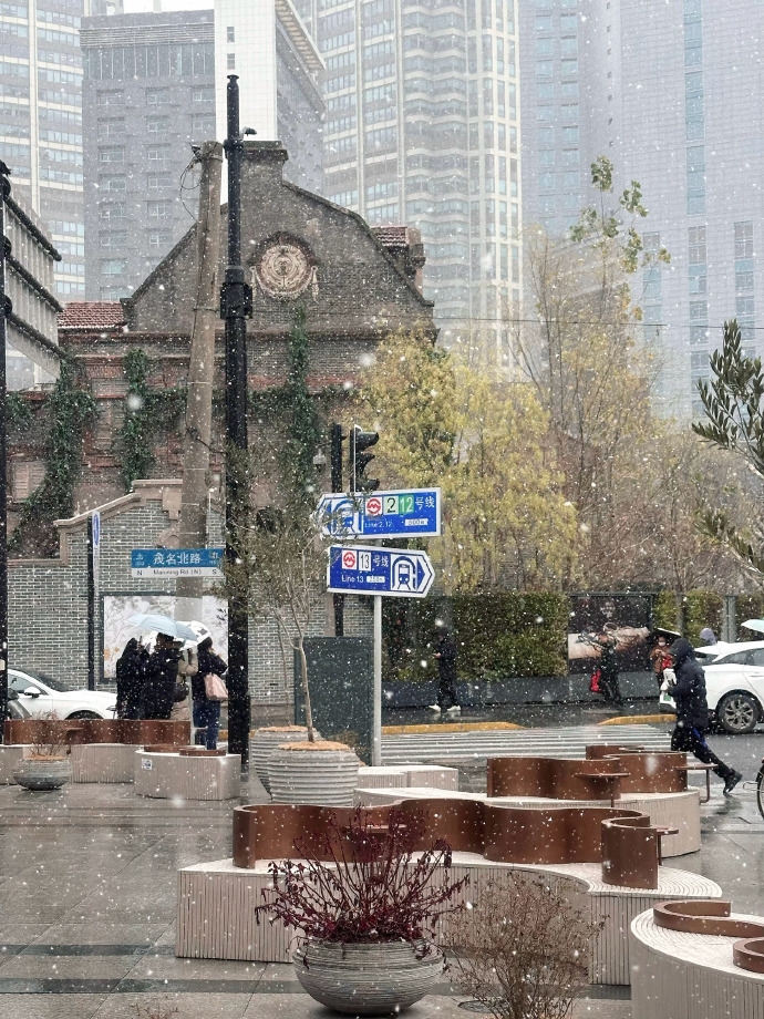 上海下雪。  微博@吱昂章章