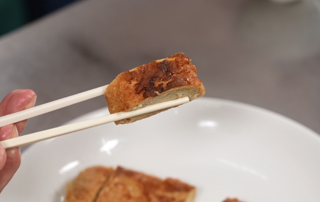 吴师傅煮出一道全素的「鸳鸯腐皮卷」，制法简单，内脆内嫩非常入味。