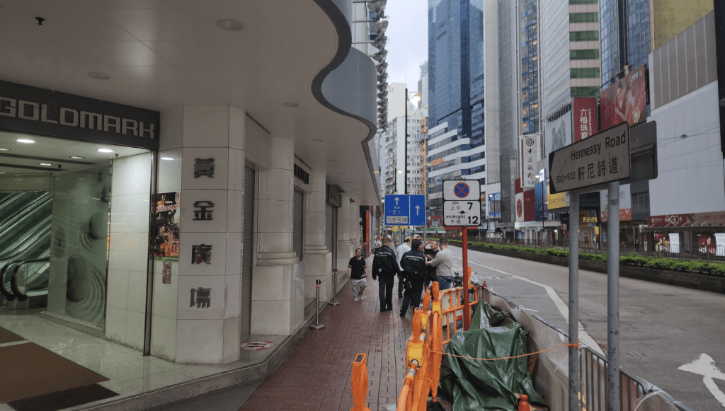 遭淋紅油美容店舖位於黃金廣場地下。黎志偉攝 遭淋紅油美容店舖位於黃金廣場地下。黎志偉攝
