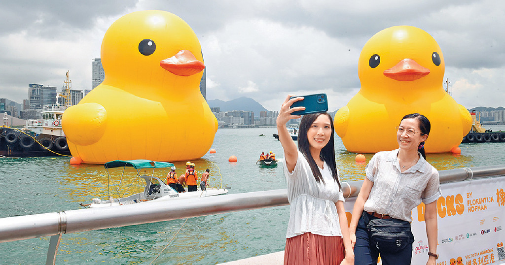 ■年輕巿民開心打卡，網上更「洗版」。