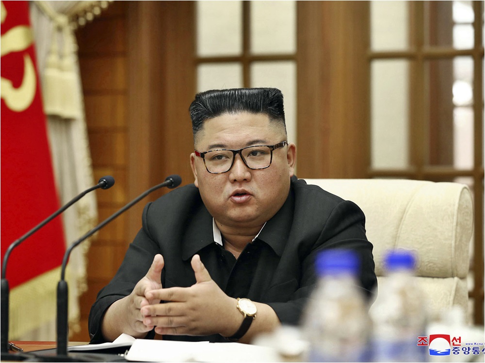 北韓最高領導人金正恩周二檢討北韓對抗新冠肺炎大流行的措施,確認有些措施存在著缺點。AP圖片