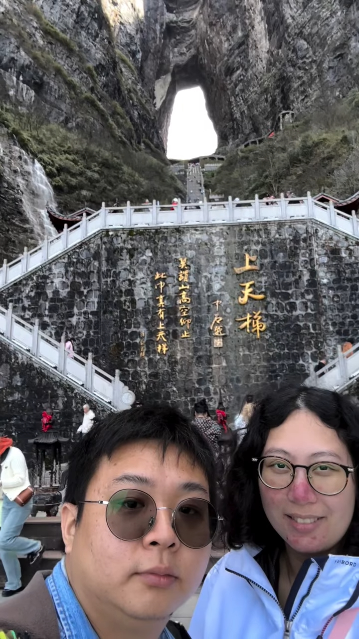 兩人到處旅遊。