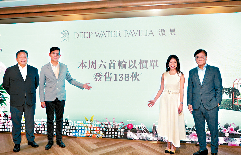 新世界何家欣(右二)表示,滶晨周六開賣138伙價單單位,另招標發售19伙。左二為帝國集團姚志偉、右一為資本策略何樂輝、左一為麗新潘銳民。