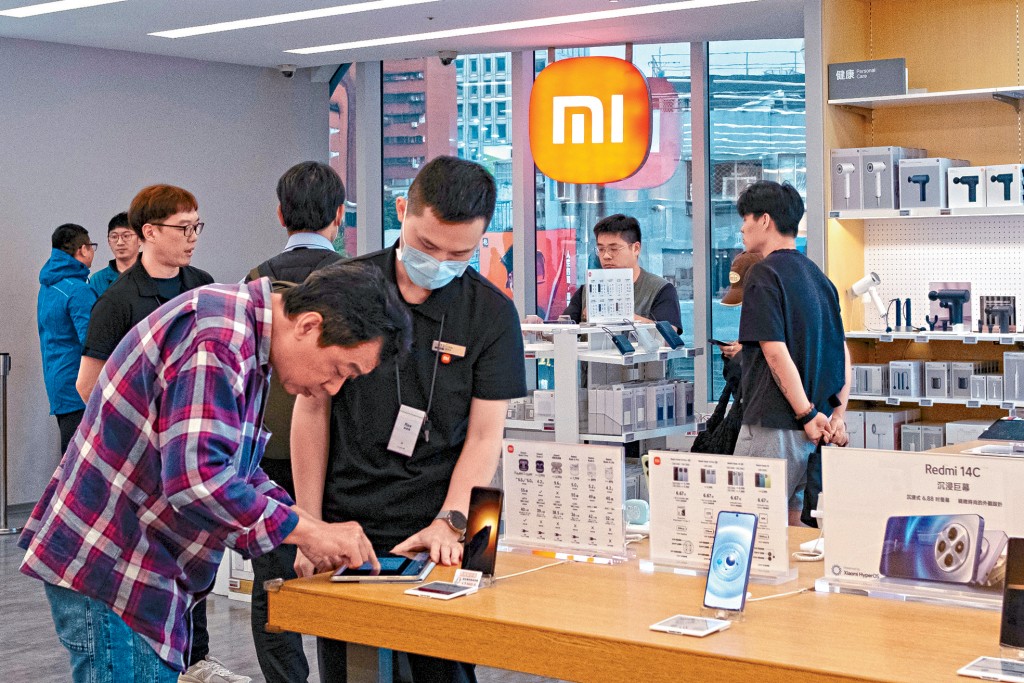 小米智能手機中國市佔率升至18.8%,連續5個季度攀升,並且是時隔十年重奪出貨量首位。