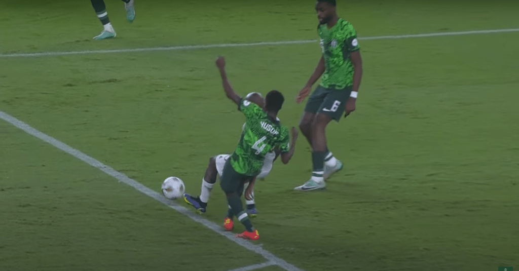 尼日利亞中場阿哈辛尤素夫犯規在先。網上截圖