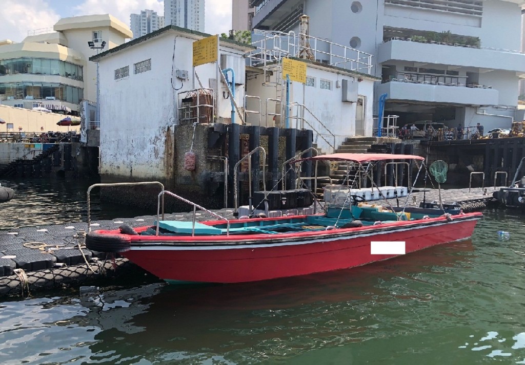 水警及海關在船上檢獲44箱電子零件。水警圖片