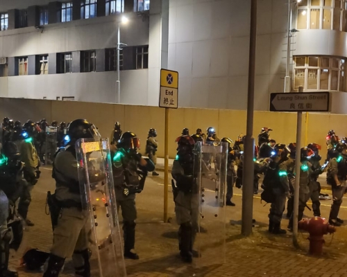 防暴警察戒備。