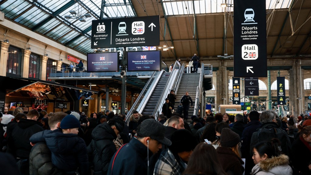 Eurostar因供電問題停駛乘，原本要去離境月台的遊客停在巴黎北站通道前。