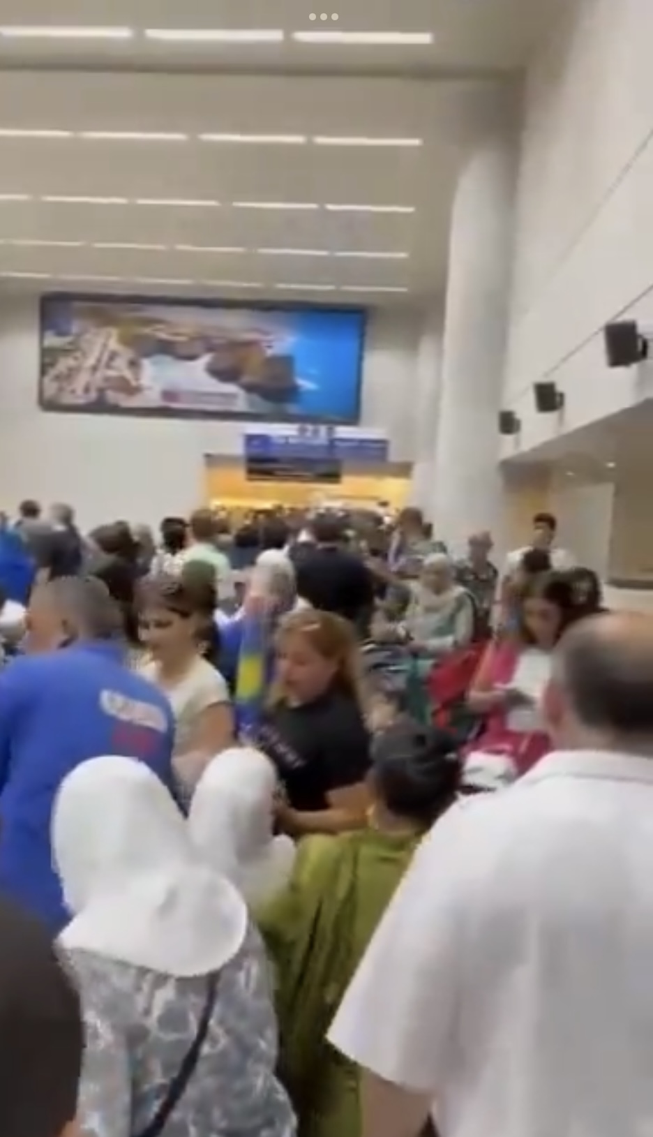 贝鲁特国际机场登机大堂挤到人贴人。 X