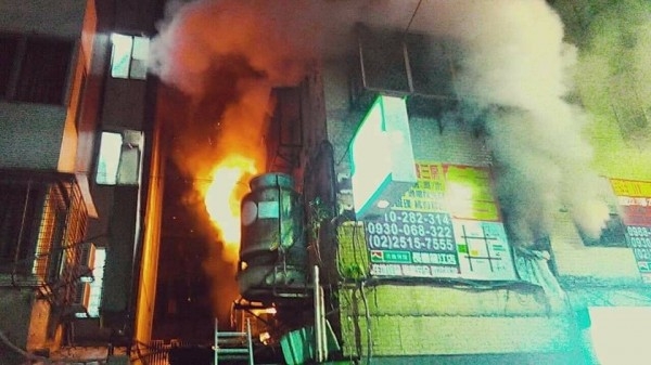事發大廈由2樓開始起火,窗口冒出大量濃煙。(網圖)