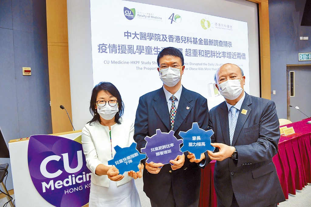 趙長成(右)建議,家長利用疫情下能長時間與子女相處的契機,增加親子活動,關心子女身心健康。 何健勇攝