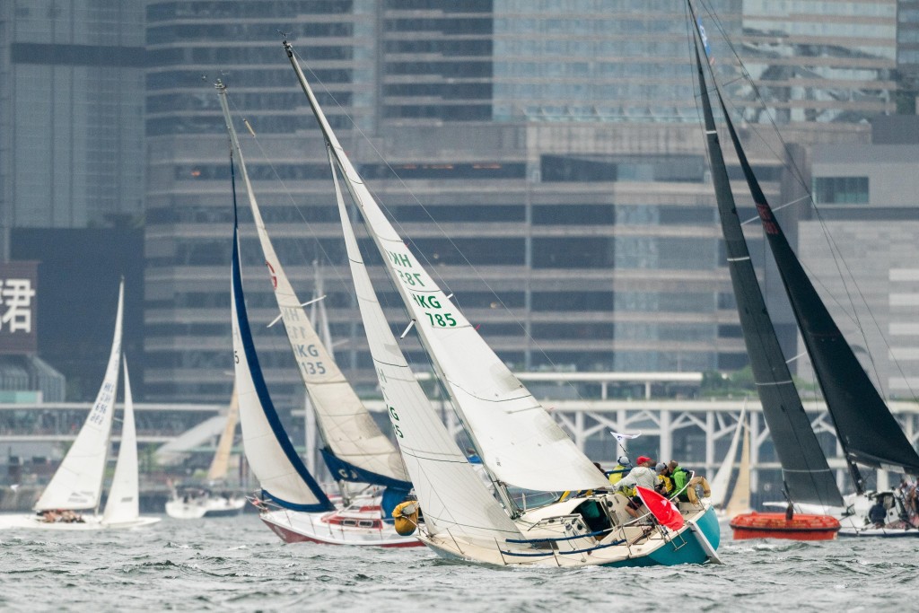 香港特別行政區 25 周年回歸帆船賽今日在維港上演。公關提供圖片
