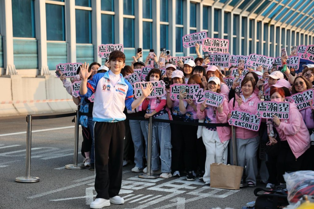 逾百粉絲組成車隊參賽,分三批出發。 逾百粉絲組成車隊參賽,分三批出發。