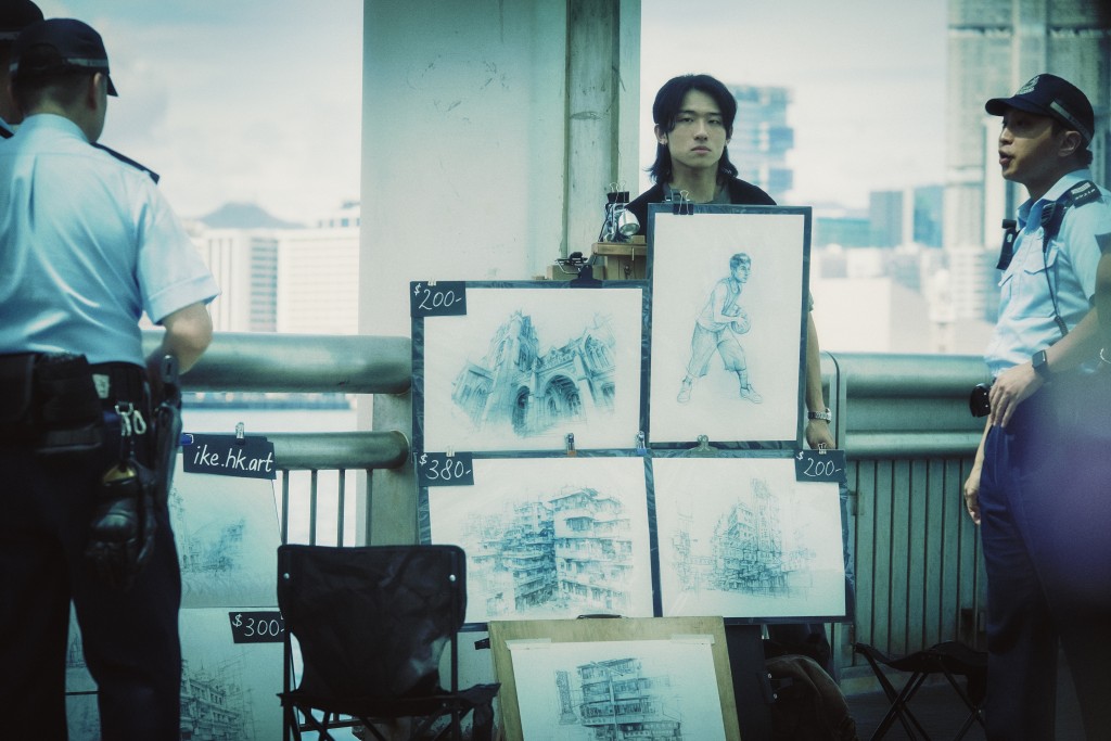 《我们不是什么》中，ANSONBEAN素描了得，靠卖画揾两餐。