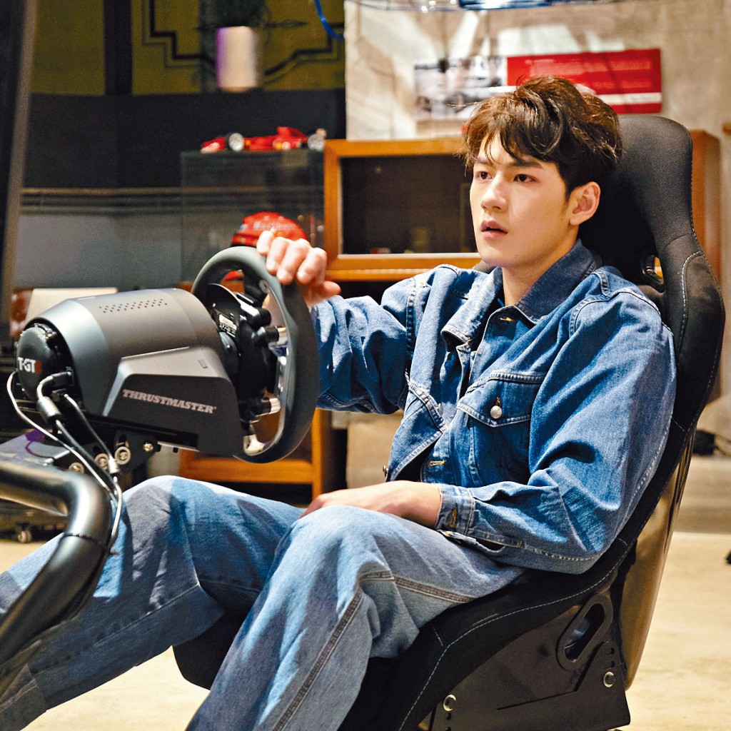 Jeffrey投入賽車遊戲。