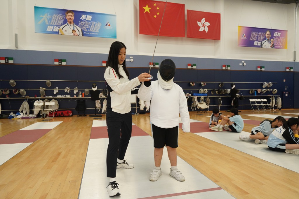 學生們在劍擊體驗中學習基本步法後，輪流進行劍擊模擬對戰。 公關提供