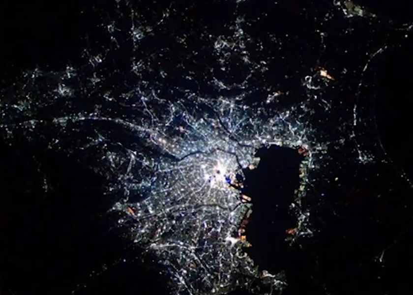 從太空站俯瞰東京夜景。影片截圖