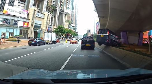 七人車擱在石壆上。fb 車cam L（香港群組）  