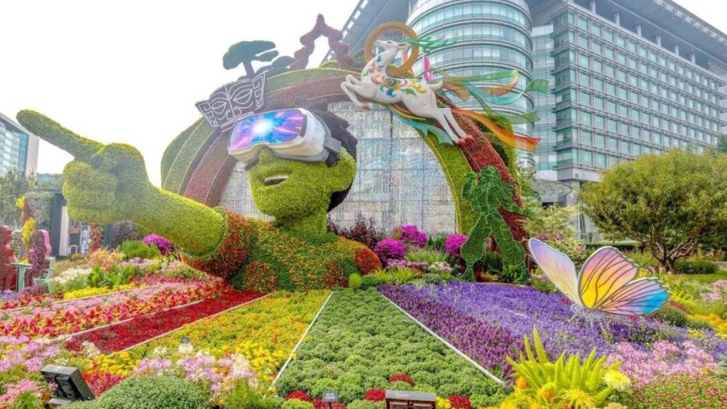 10组不同主题的立体花坛，分布北京长安街沿路，成为国庆打卡热点。央视