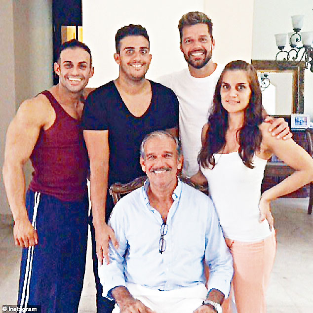 Ricky細佬Eric（左一）向傳媒證實，向法院申禁制令禁Ricky（右二）的人是姨甥Dennis。