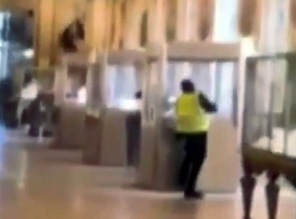 影片截圖顯示,羅浮宮竊賊正在破壞展櫃。 路透社  影片截圖顯示,羅浮宮竊賊正在破壞展櫃。 路透社