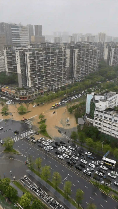 深圳18日暴雨致多地水浸。 小紅書