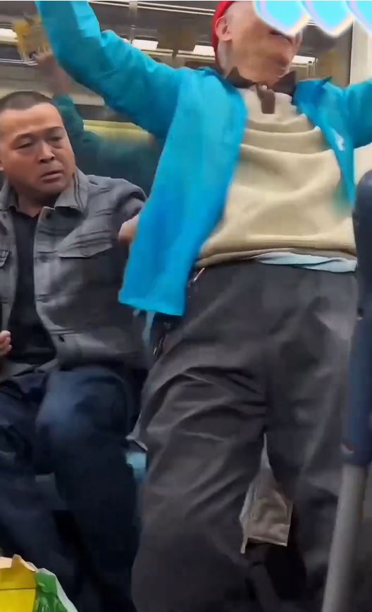 上海地鐵老翁強行坐在女乘客腿上。抖音