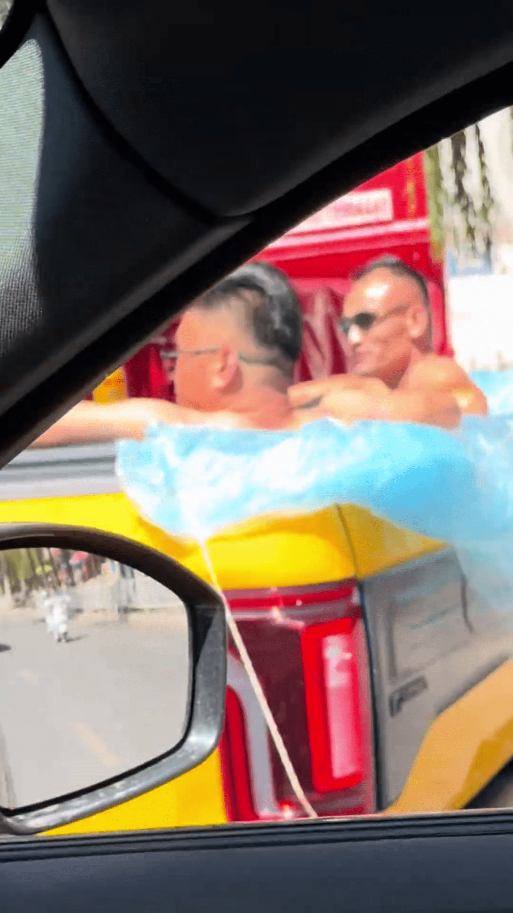 西寧皮卡貨箱變「流動泳池」,兩男赤裸浸水上路。 西寧皮卡貨箱變「流動泳池」,兩男赤裸浸水上路。