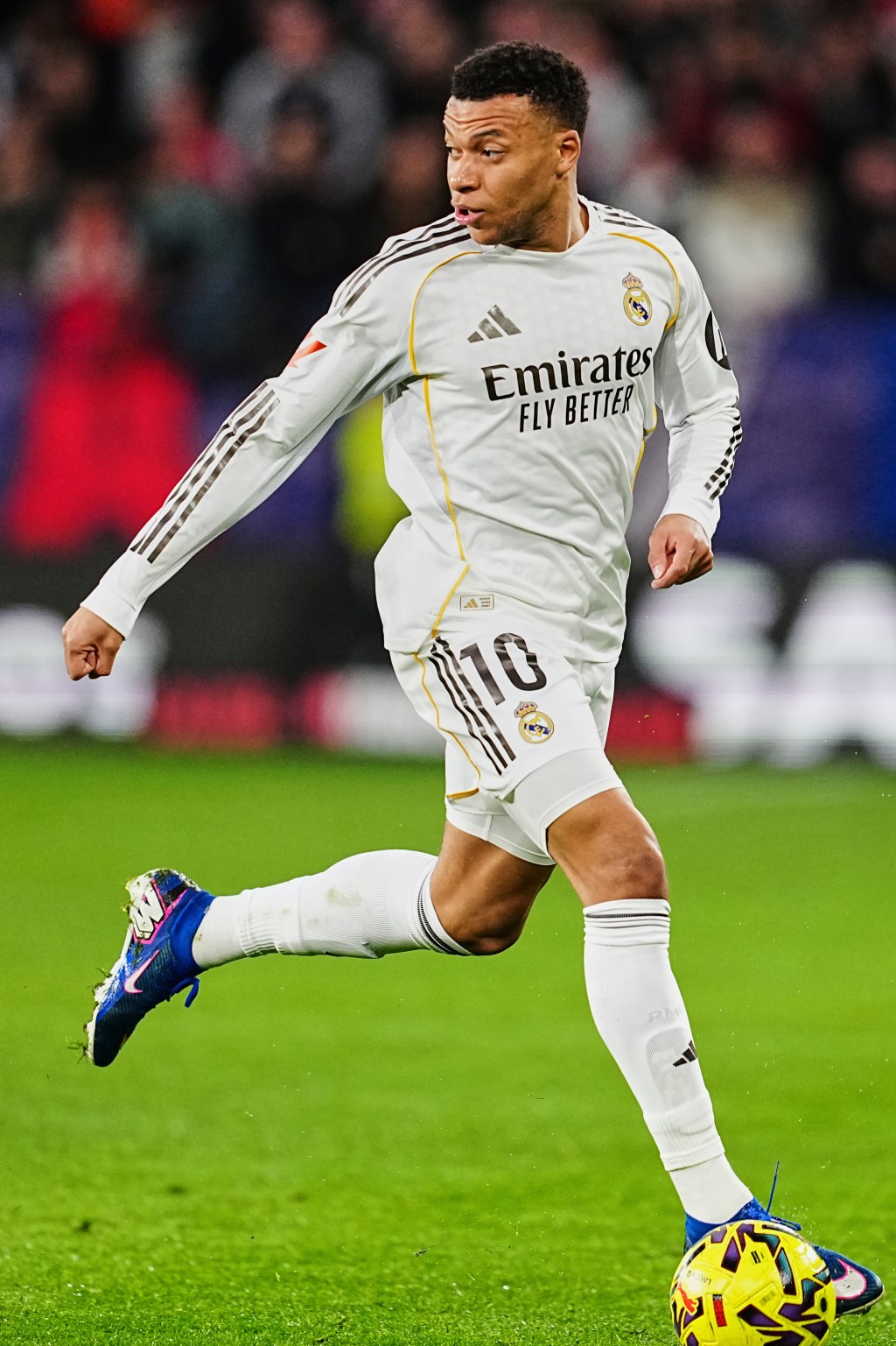 皇马前锋麦巴比年薪过千万，但只用平民车代步。美联社