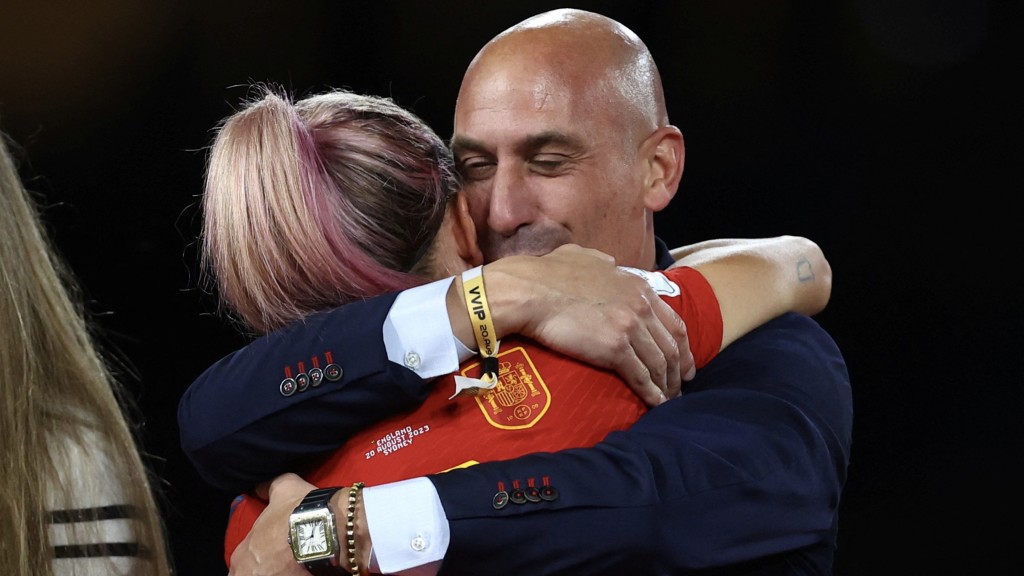 西班牙足总主席卢比亚利斯（Luis Rubiales）被指在女子世杯夺冠颁奖仪式上 强吻女球员珍妮花靴莫素（Jenni Hermoso）。 路透社