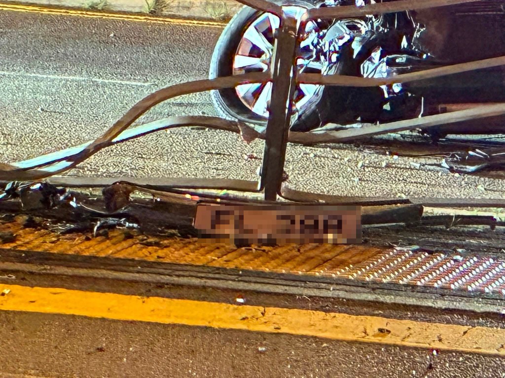 私家車車頭嚴重損毀,泵把及車牌飛脫。網上圖片 私家車車頭嚴重損毀,泵把及車牌飛脫。網上圖片