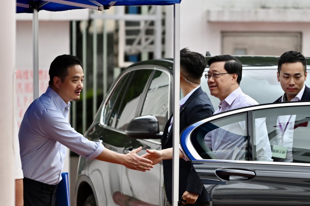李家超(右二)出席第二場施政報告地區諮詢會。劉駿軒攝 李家超(右二)出席第二場施政報告地區諮詢會。劉駿軒攝